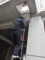 ハッチ式金属製避難はしご点検中