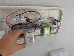誘導灯用ニカド電池-取替中
