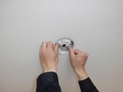 非常照明器具 電球、ニカド電池の取替中