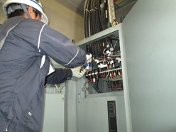 直流電源装置　整流器盤更新中