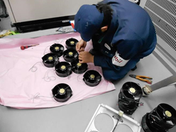 直流電源装置の冷却ファン取替（交換作業中）
